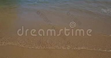 沙滩上的蓝色海浪。 沙滩上蓝色的海浪。 背景。 美丽的海滩的顶部景观和宁静的波浪